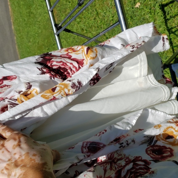 TORRID Ivory rose print DRESS On/Off shoulder, Ruched top. SIZE 1 EUC - Picture 4 of 12